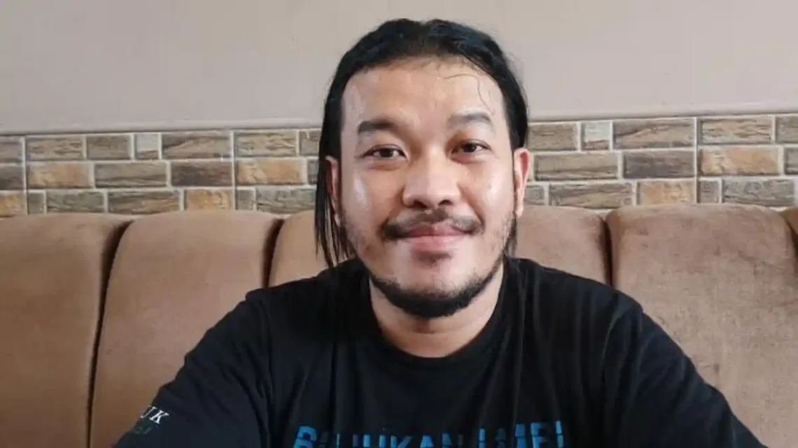 Ramos Hutabarat, kuasa hukum keluarga pelapor memaparkan Tiga yayasan penyelenggara MBG di Jambi dilaporkan ke Polda Jambi (dok: Alpin)