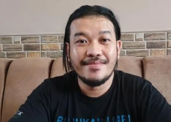 Ramos Hutabarat, kuasa hukum keluarga pelapor memaparkan Tiga yayasan penyelenggara MBG di Jambi dilaporkan ke Polda Jambi (dok: Alpin)