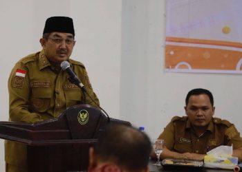 Bupati Tanjung Jabung Barat, Drs. H. Anwar Sadat, M.Ag., saat membuka Pelatihan Peningkatan Mutu dan Kualitas Produk UMKM di Aula Hotel Grand Ar Riyadh, Kuala Tungkal. (Dok: Diskominfo Tanjab Barat)