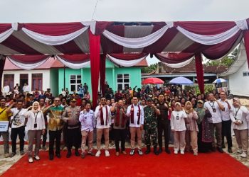 Direktur Treasury, Dana, IT dan Digital Bank Jambi H. Achmad Nunung HS bersama Kepala OJK Provinsi Jambi Yan Iswara Rosya saat foto bersama usai menyerahkan secara simbolis tabungan kepada masyarakat dan pelajar Suku Anak Dalam (SAD) dalam kegiatan Edukasi dan Inklusi Keuangan di Kecamatan Nalo Tantan, Kabupaten Merangin. (Dok: Redaksi)