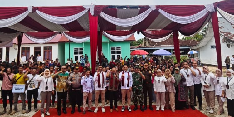 Direktur Treasury, Dana, IT dan Digital Bank Jambi H. Achmad Nunung HS bersama Kepala OJK Provinsi Jambi Yan Iswara Rosya saat foto bersama usai menyerahkan secara simbolis tabungan kepada masyarakat dan pelajar Suku Anak Dalam (SAD) dalam kegiatan Edukasi dan Inklusi Keuangan di Kecamatan Nalo Tantan, Kabupaten Merangin. (Dok: Redaksi)