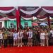 Direktur Treasury, Dana, IT dan Digital Bank Jambi H. Achmad Nunung HS bersama Kepala OJK Provinsi Jambi Yan Iswara Rosya saat foto bersama usai menyerahkan secara simbolis tabungan kepada masyarakat dan pelajar Suku Anak Dalam (SAD) dalam kegiatan Edukasi dan Inklusi Keuangan di Kecamatan Nalo Tantan, Kabupaten Merangin. (Dok: Redaksi)