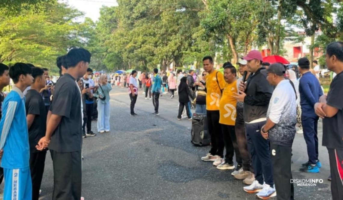 Bupati Merangin, M. Syukur, melepas secara resmi kontingen bola basket Kabupaten Merangin yang akan berlaga pada ajang Minangkabau Cup se-Sumatra di Padang, Sumatra Barat, saat kegiatan Car Free Day di Taman Bujang Upik, Minggu (21/6/2026). (Dok: Diskominfo Merangin)