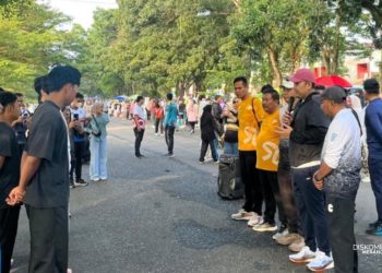Bupati Merangin, M. Syukur, melepas secara resmi kontingen bola basket Kabupaten Merangin yang akan berlaga pada ajang Minangkabau Cup se-Sumatra di Padang, Sumatra Barat, saat kegiatan Car Free Day di Taman Bujang Upik, Minggu (21/6/2026). (Dok: Diskominfo Merangin)