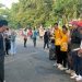 Bupati Merangin, M. Syukur, melepas secara resmi kontingen bola basket Kabupaten Merangin yang akan berlaga pada ajang Minangkabau Cup se-Sumatra di Padang, Sumatra Barat, saat kegiatan Car Free Day di Taman Bujang Upik, Minggu (21/6/2026). (Dok: Diskominfo Merangin)