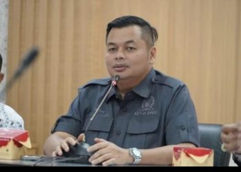 Ketua DPRD Kota Jambi Kemas Faried saat menghadiri peluncuran Program Jaminan Sosial Ketenagakerjaan (Jamsostek) bagi Pekerja Rentan Kota Jambi Tahun 2026 di Aula Griya Mayang, Rumah Dinas Wali Kota Jambi. (Dok: Redaksi)