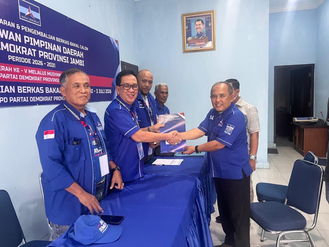 Ketua DPC Partai Demokrat Tanjung Jabung Timur, Saipudin, mewakili Muhammad Zen mengambil formulir pendaftaran bakal calon Ketua DPD Partai Demokrat Provinsi Jambi untuk Musyawarah Daerah (Musda) V. (Dok: Rudi)