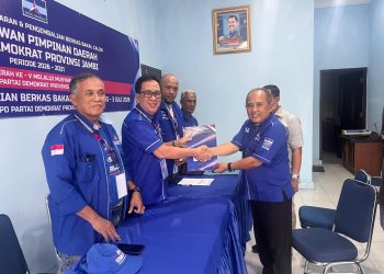 Ketua DPC Partai Demokrat Tanjung Jabung Timur, Saipudin, mewakili Muhammad Zen mengambil formulir pendaftaran bakal calon Ketua DPD Partai Demokrat Provinsi Jambi untuk Musyawarah Daerah (Musda) V. (Dok: Rudi)
