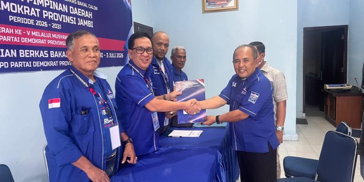 Ketua DPC Partai Demokrat Tanjung Jabung Timur, Saipudin, mewakili Muhammad Zen mengambil formulir pendaftaran bakal calon Ketua DPD Partai Demokrat Provinsi Jambi untuk Musyawarah Daerah (Musda) V. (Dok: Rudi)