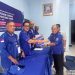 Ketua DPC Partai Demokrat Tanjung Jabung Timur, Saipudin, mewakili Muhammad Zen mengambil formulir pendaftaran bakal calon Ketua DPD Partai Demokrat Provinsi Jambi untuk Musyawarah Daerah (Musda) V. (Dok: Rudi)
