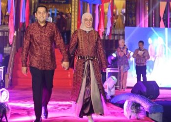 Bupati Merangin M. Syukur bersama Ketua TP-PKK Kabupaten Merangin tampil memukau memperagakan busana batik khas Merangin pada pembukaan Pekan Budaya Merangin 2026 di Anjungan Merangin, Taman Mini Melayu Jambi. (Dok: Diskominfo Merangin)