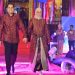 Bupati Merangin M. Syukur bersama Ketua TP-PKK Kabupaten Merangin tampil memukau memperagakan busana batik khas Merangin pada pembukaan Pekan Budaya Merangin 2026 di Anjungan Merangin, Taman Mini Melayu Jambi. (Dok: Diskominfo Merangin)