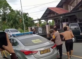 Petugas Polsek Sitinjau Laut saat mengamankan seorang pria yang diduga melakukan aksi pemerasan terhadap warga di Kecamatan Tanah Kampung, Kota Sungai Penuh. (DOk: Alpin)
