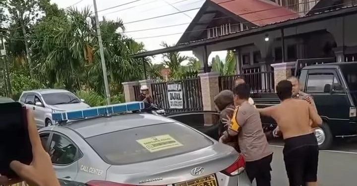 Petugas Polsek Sitinjau Laut saat mengamankan seorang pria yang diduga melakukan aksi pemerasan terhadap warga di Kecamatan Tanah Kampung, Kota Sungai Penuh. (DOk: Alpin)