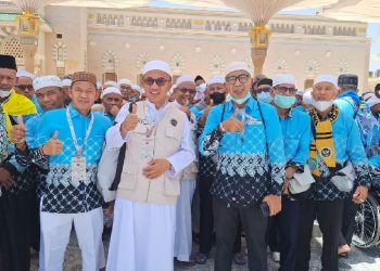 Jemaah haji Kloter BTH 22 asal Jambi bersiap memasuki Raudhah di Masjid Nabawi, Madinah. (Dok: Kemenhaj Jambi)