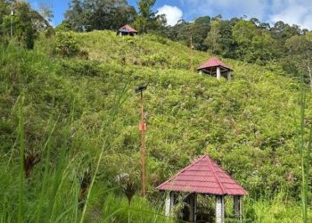 Kondisi kawasan wisata Bukit Khayangan di Kota Sungai Penuh terlihat kurang terawat dengan semak belukar yang mulai menutupi sejumlah area dan fasilitas pendukung wisata. (Dok: Alpin)