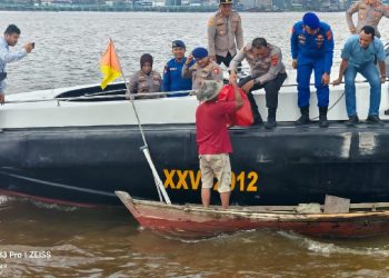 Kapolres Tanjab Barat AKBP Maulia Kuswicaksono menyerahkan langsung bantuan sosial kepada warga pesisir di Parit Sapat, Desa Kuala Baru, Kecamatan Seberang Kota. (Dok: Rahmat)