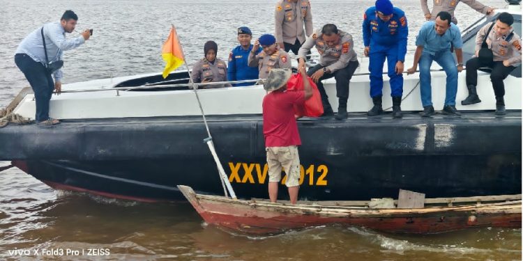 Kapolres Tanjab Barat AKBP Maulia Kuswicaksono menyerahkan langsung bantuan sosial kepada warga pesisir di Parit Sapat, Desa Kuala Baru, Kecamatan Seberang Kota. (Dok: Rahmat)