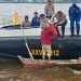Kapolres Tanjab Barat AKBP Maulia Kuswicaksono menyerahkan langsung bantuan sosial kepada warga pesisir di Parit Sapat, Desa Kuala Baru, Kecamatan Seberang Kota. (Dok: Rahmat)