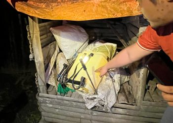 Petugas kepolisian saat melakukan olah TKP di rumah korban di Kecamatan Rantau Rasau, Tanjung Jabung Timur. (Dok: Rudi)