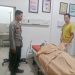 Petugas kepolisian saat melihat korban meninggal dunia di Puskesmas akibat dugaan tawuran antar gangster di kawasan Ness, Kecamatan Pemayung, Kabupaten Batanghari. (Dok: Rahmat)