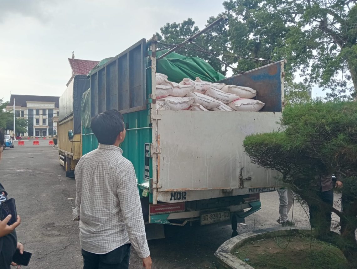 Petugas Ditreskrimsus Polda Jambi menunjukkan barang bukti sebanyak 147 karung atau 7,35 ton pupuk urea bersubsidi yang diamankan dari dugaan praktik perdagangan ilegal di Kecamatan Sungai Bahar, Kabupaten Muaro Jambi. (Dok: Alpin)