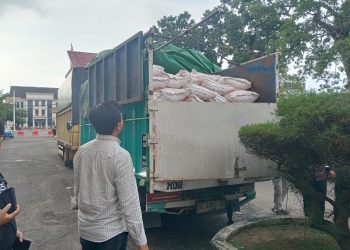 Petugas Ditreskrimsus Polda Jambi menunjukkan barang bukti sebanyak 147 karung atau 7,35 ton pupuk urea bersubsidi yang diamankan dari dugaan praktik perdagangan ilegal di Kecamatan Sungai Bahar, Kabupaten Muaro Jambi. (Dok: Alpin)