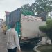 Petugas Ditreskrimsus Polda Jambi menunjukkan barang bukti sebanyak 147 karung atau 7,35 ton pupuk urea bersubsidi yang diamankan dari dugaan praktik perdagangan ilegal di Kecamatan Sungai Bahar, Kabupaten Muaro Jambi. (Dok: Alpin)