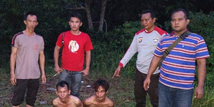 Dua pelaku pencurian besi proyek pembangunan Sekolah Al Azhar di kawasan Perumahan Citra Raya City, Desa Sungai Duren, berhasil diamankan Tim Opsnal Reskrim Polsek Jaluko. (Dok: Redaksi)