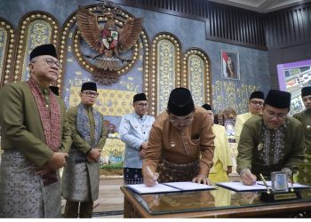 Bupati Tanjung Jabung Barat Anwar Sadat teken kerja sama saat Rapat Paripurna Istimewa DPRD Kota Jambi dalam rangka HUT ke-80 Pemerintah Kota Jambi dan 625 Tahun Tanah Pilih Pusako Betuah.