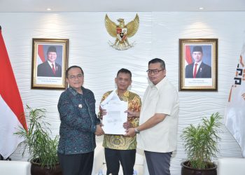 Ketua DPRD Kota Jambi Kemas Faried Alfarelly bersama Wali Kota Jambi Maulana saat menyerahkan surat permohonan pencabutan zona merah kepada pemerintah pusat melalui Sekretariat Kabinet RI di Jakarta. (Dok: Diskominfo Kota Jambi)