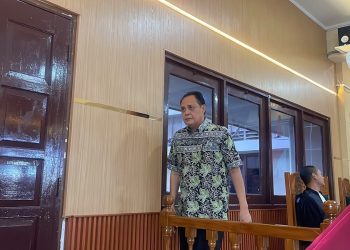 Mantan Kepala Dinas Pendidikan Provinsi Jambi, Vahrial Adhi Putra, usai memberikan keterangan sebagai saksi dalam sidang dugaan korupsi rehabilitasi sarana dan prasarana SMAN 6 Tanjung Jabung Timur di Pengadilan Negeri Jambi. (Dok: Rudi)