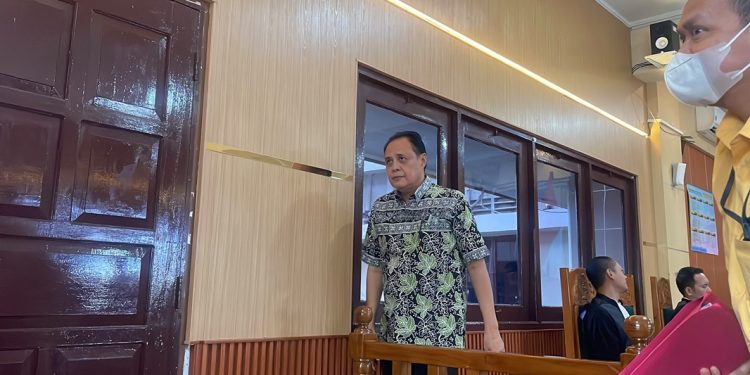 Mantan Kepala Dinas Pendidikan Provinsi Jambi, Vahrial Adhi Putra, usai memberikan keterangan sebagai saksi dalam sidang dugaan korupsi rehabilitasi sarana dan prasarana SMAN 6 Tanjung Jabung Timur di Pengadilan Negeri Jambi. (Dok: Rudi)