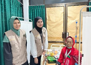 Petugas PPIH Provinsi Jambi melakukan pendampingan khusus terhadap jemaah haji lansia asal Tanjung Jabung Barat yang mengalami gejala demensia di Batam. (Dok: jambi.haji.go.id)