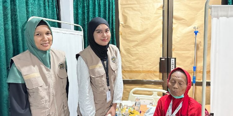 Petugas PPIH Provinsi Jambi melakukan pendampingan khusus terhadap jemaah haji lansia asal Tanjung Jabung Barat yang mengalami gejala demensia di Batam. (Dok: jambi.haji.go.id)
