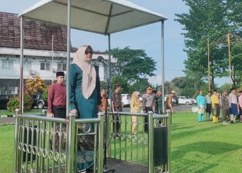Bupati Tanjung Jabung Timur Dillah Hikmah Sari memberikan arahan kepada ASN dan PPPK saat Apel Siaga Sensus Ekonomi 2026. (Dok: Rudi)