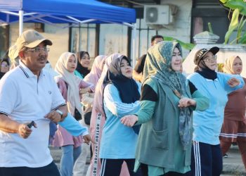 Bupati Tanjung Jabung Barat Anwar Sadat bersama Ketua TP-PKK Hj. Fadhilah Sadat mengikuti senam bersama dan nonton bareng Piala Dunia FIFA 2026 di Alun-Alun Kuala Tungkal. (Dok: Diskominfo Tanjab Barat)