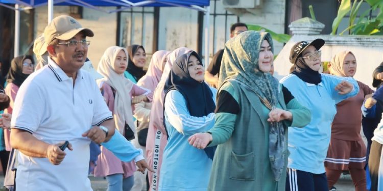 Bupati Tanjung Jabung Barat Anwar Sadat bersama Ketua TP-PKK Hj. Fadhilah Sadat mengikuti senam bersama dan nonton bareng Piala Dunia FIFA 2026 di Alun-Alun Kuala Tungkal. (Dok: Diskominfo Tanjab Barat)