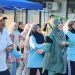 Bupati Tanjung Jabung Barat Anwar Sadat bersama Ketua TP-PKK Hj. Fadhilah Sadat mengikuti senam bersama dan nonton bareng Piala Dunia FIFA 2026 di Alun-Alun Kuala Tungkal. (Dok: Diskominfo Tanjab Barat)