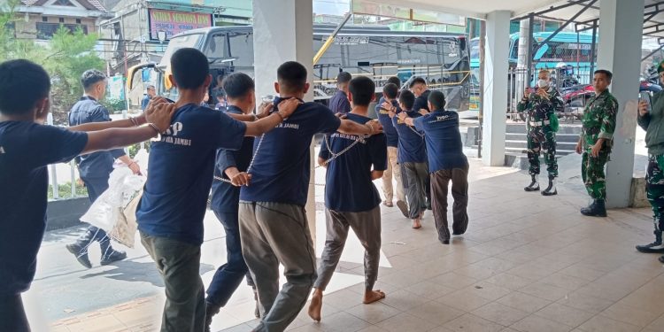Proses pemindahan warga binaan Lapas Kelas IIA Jambi menuju Lapas baru di Sengeti dengan pengawalan ketat aparat gabungan TNI, Polri, dan petugas pemasyarakatan. (Dok: Rudi)