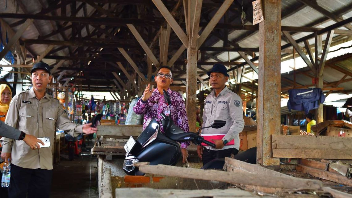 Sekda Sarolangun Muhamad Arief bersama tim melakukan pemantauan dan penataan kawasan Pasar Atas Sarolangun. (Dok: Rudi)