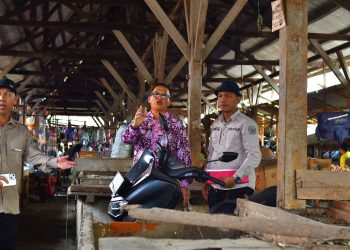 Sekda Sarolangun Muhamad Arief bersama tim melakukan pemantauan dan penataan kawasan Pasar Atas Sarolangun. (Dok: Rudi)
