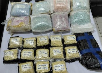 Satresnarkoba Polres Sarolangun memperlihatkan barang bukti hasil pengungkapan kasus narkotika di SPBU Desa Bernai. (Dok: Humas Polres Sarolangun)