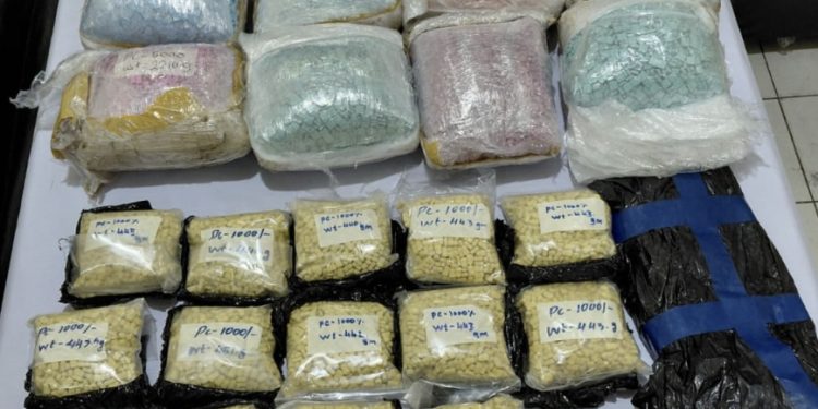 Satresnarkoba Polres Sarolangun memperlihatkan barang bukti hasil pengungkapan kasus narkotika di SPBU Desa Bernai. (Dok: Humas Polres Sarolangun)