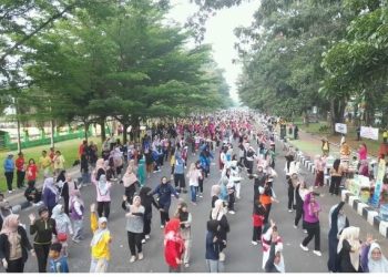 Ribuan warga memadati kawasan Car Free Day (CFD) Kabupaten Merangin untuk berolahraga, bersosialisasi, dan menikmati berbagai produk UMKM lokal. (Dok: Rahmat)