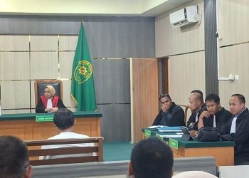 Tiga terdakwa kasus dugaan korupsi pengadaan bahan kimia penjernih air Perumda Air Minum Tirta Mayang Kota Jambi mengikuti sidang di Pengadilan Negeri Jambi. (Dok: Rudi)