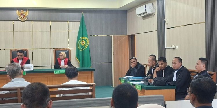 Tiga terdakwa kasus dugaan korupsi pengadaan bahan kimia penjernih air Perumda Air Minum Tirta Mayang Kota Jambi mengikuti sidang di Pengadilan Negeri Jambi. (Dok: Rudi)