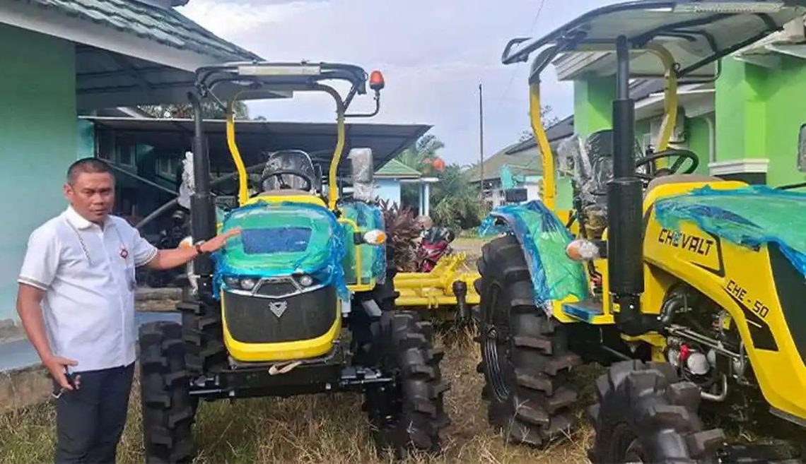 Traktor roda empat milik Dinas Tanaman Pangan dan Hortikultura Kabupaten Muaro Jambi beroperasi membantu petani mengolah lahan pertanian. (Dok: Rahmat)