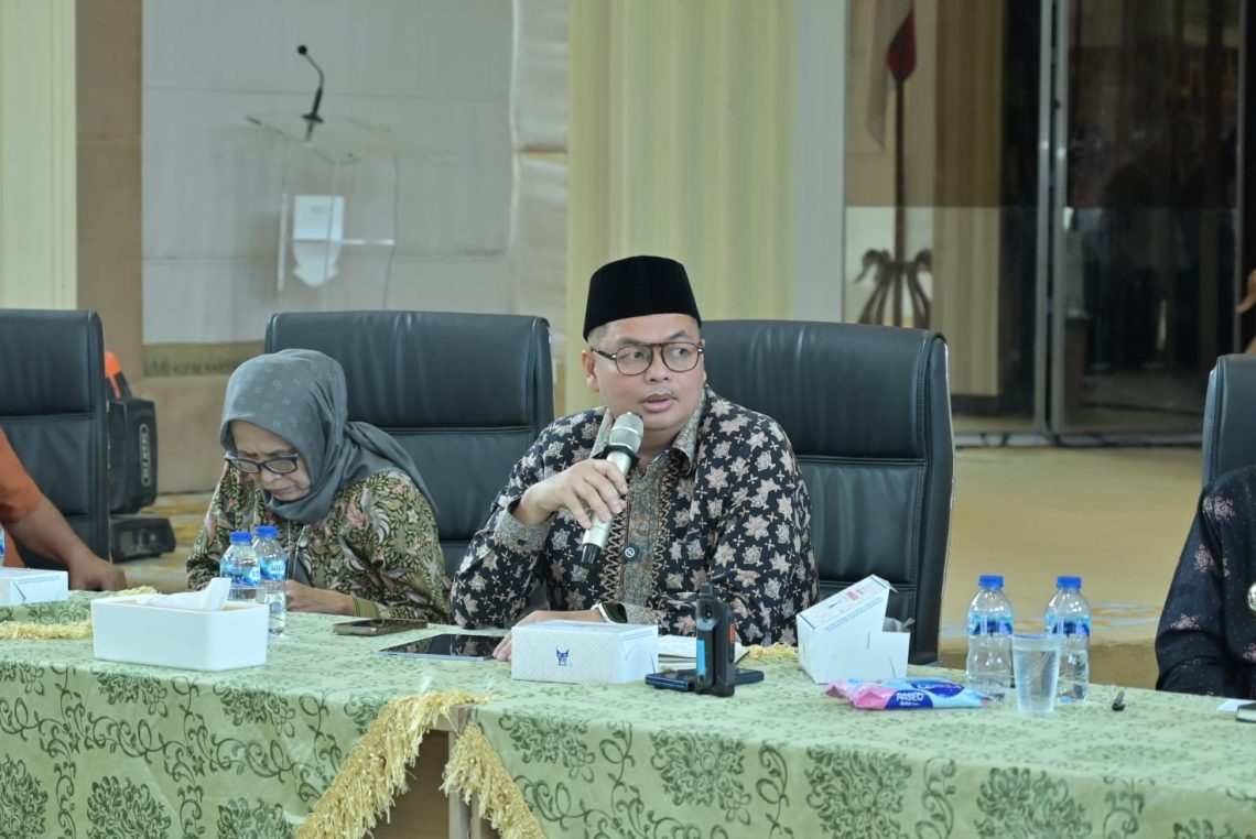 Ketua DPRD Kota Jambi Kemas Faried Alfarelly menyampaikan pandangannya dalam Dialog Publik Pengelolaan Persampahan di Aula Griya Mayang. (Dok: Rahmat)