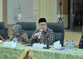 Ketua DPRD Kota Jambi Kemas Faried Alfarelly menyampaikan pandangannya dalam Dialog Publik Pengelolaan Persampahan di Aula Griya Mayang. (Dok: Rahmat)